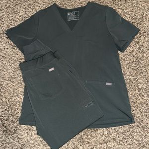 Figs Casma Three Pocket Scrub Top- Size L